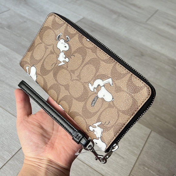 Coach X Peanuts Long Zip Around Wallet In Signature Canvas With Snoopy - Picture 6 of 12